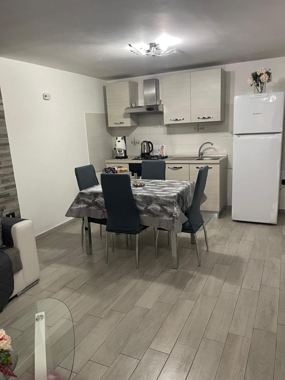 Coffee/tea facilities, Kitchen or kitchenette, Living room, Seating area, Dining area, oven, stove