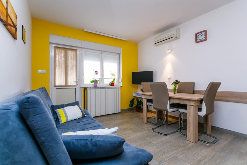 Living room, Dining area, air conditioner