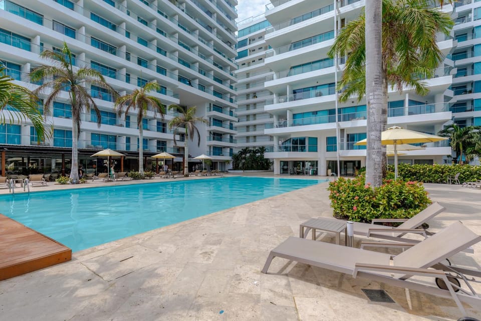 Property building, Evening entertainment, Pool view, Swimming pool, sunbed