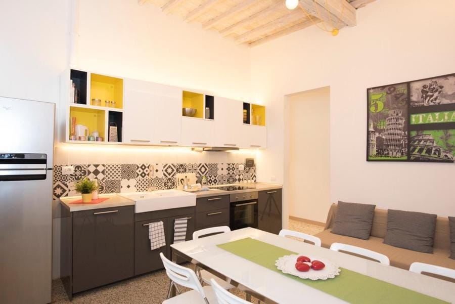 Kitchen or kitchenette, Dining area