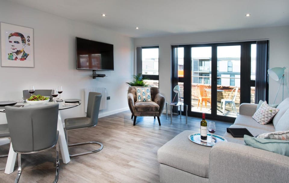 TV and multimedia, Living room, Seating area, Dining area, Evening entertainment