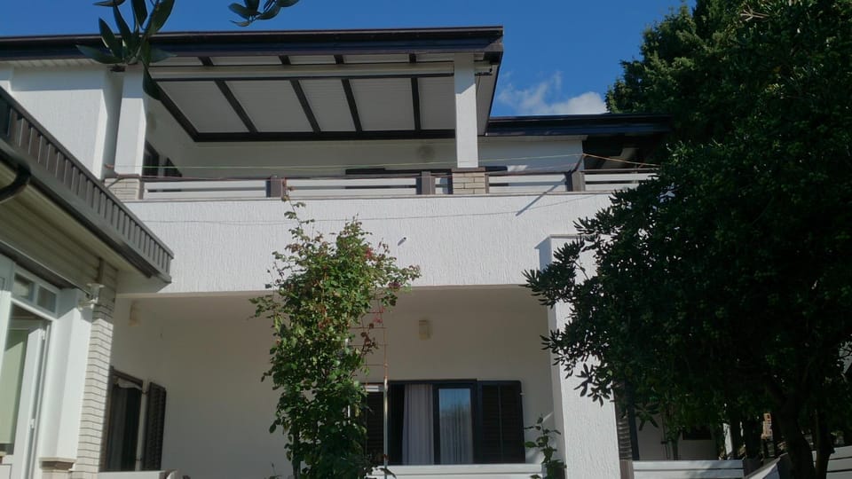 Property building, Facade/entrance, Day, Summer, Garden, Balcony/Terrace, On site