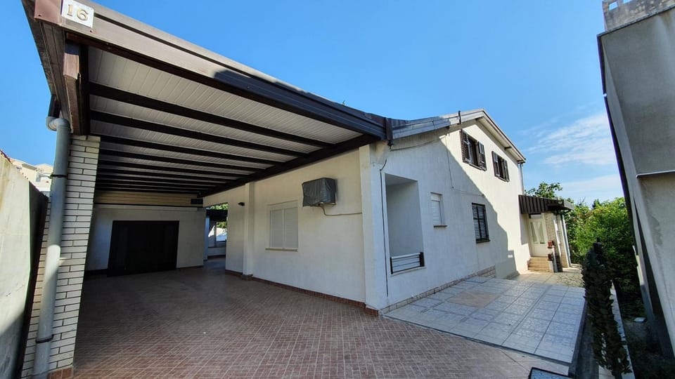 Property building, Facade/entrance, Day, Summer, Balcony/Terrace, On site, Parking