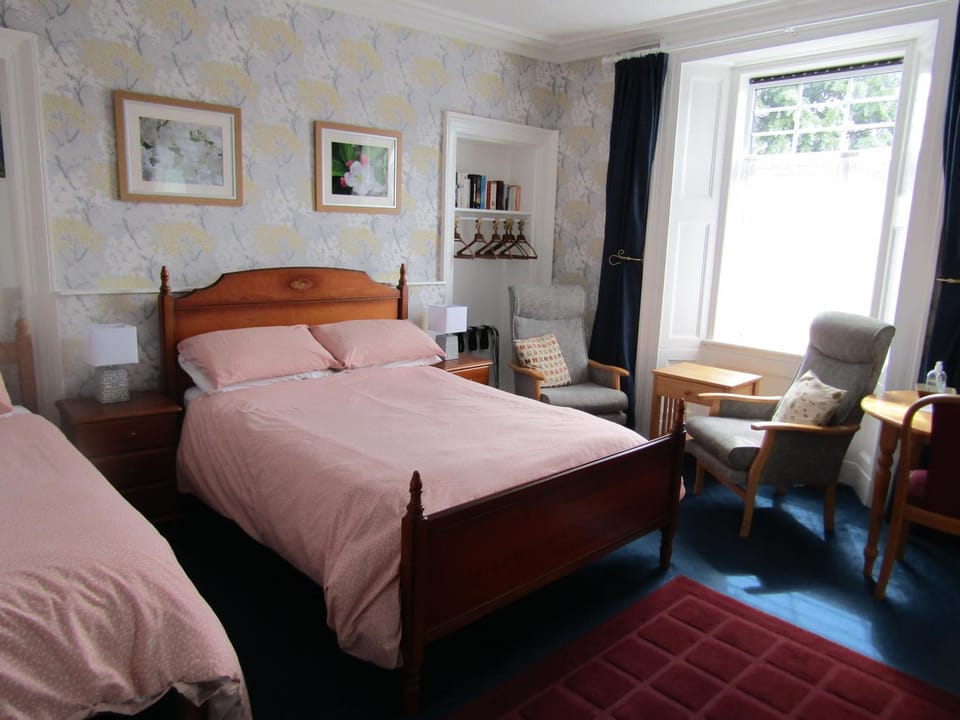 Bed, Photo of the whole room, Seating area, Bedroom