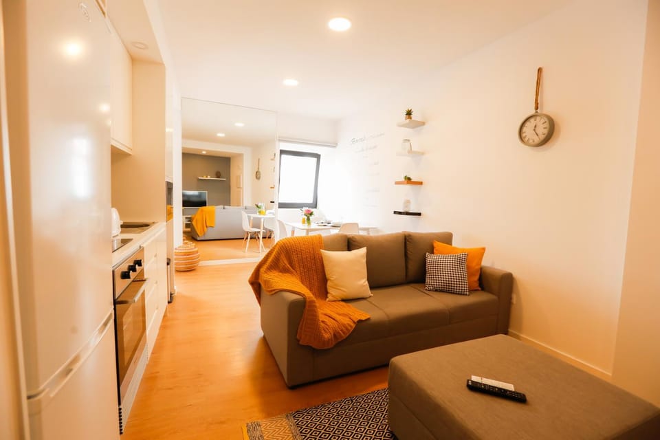 Coffee/tea facilities, Living room, Dining area, City view, Sea view, Street view