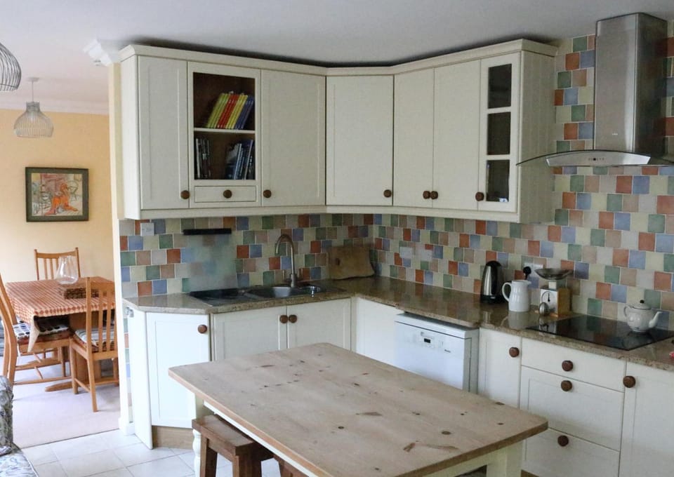 Kitchen or kitchenette, Dining area, dishwasher, stove