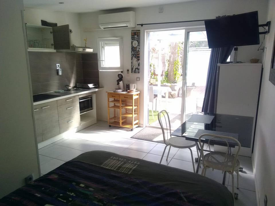 TV and multimedia, Kitchen or kitchenette, Seating area, Inner courtyard view