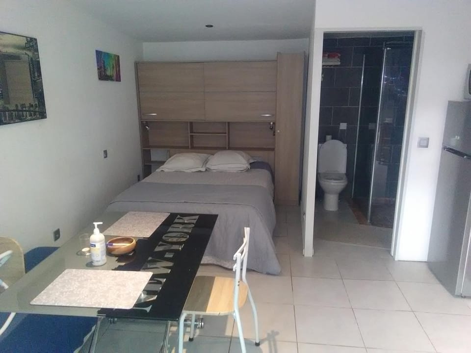 Shower, Toilet, Photo of the whole room, Meals