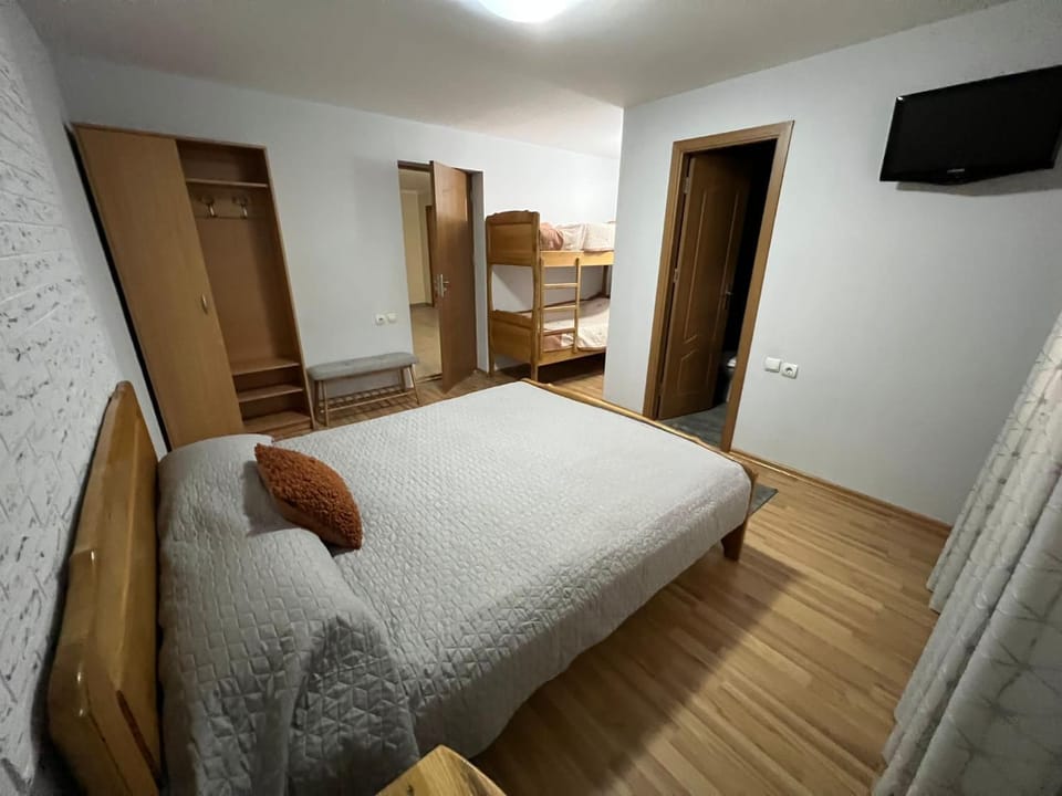 Pensiunea Lu' Movila Bed and Breakfast in Romania