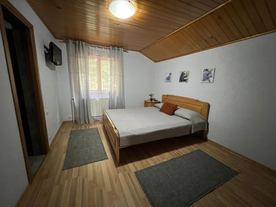 Pensiunea Lu' Movila Bed and Breakfast in Romania