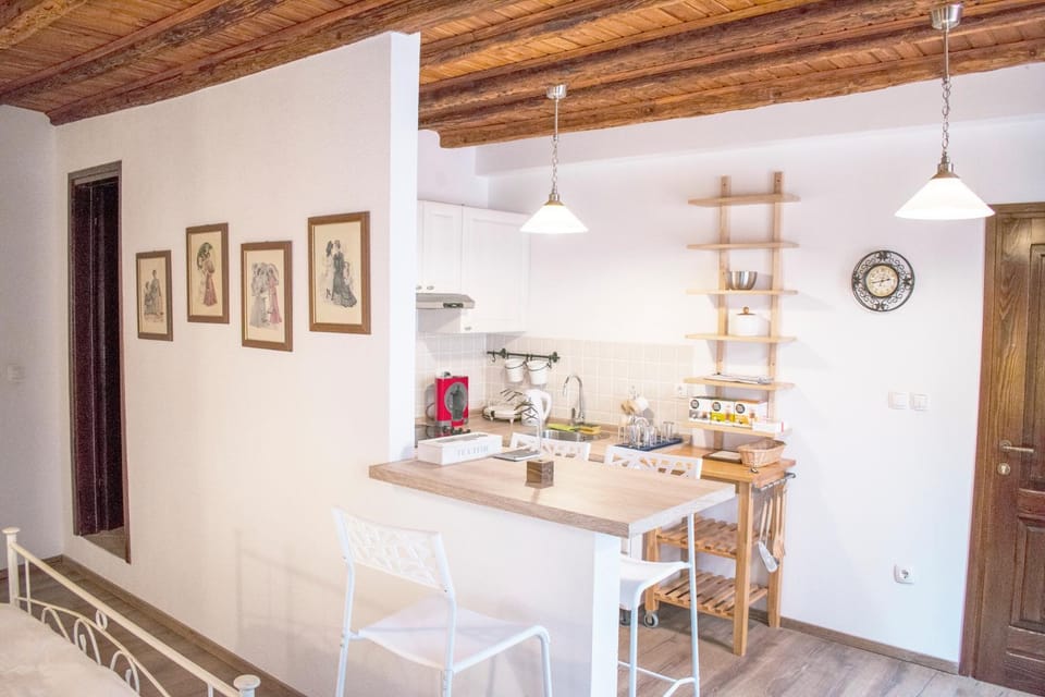 Kitchen or kitchenette, Dining area