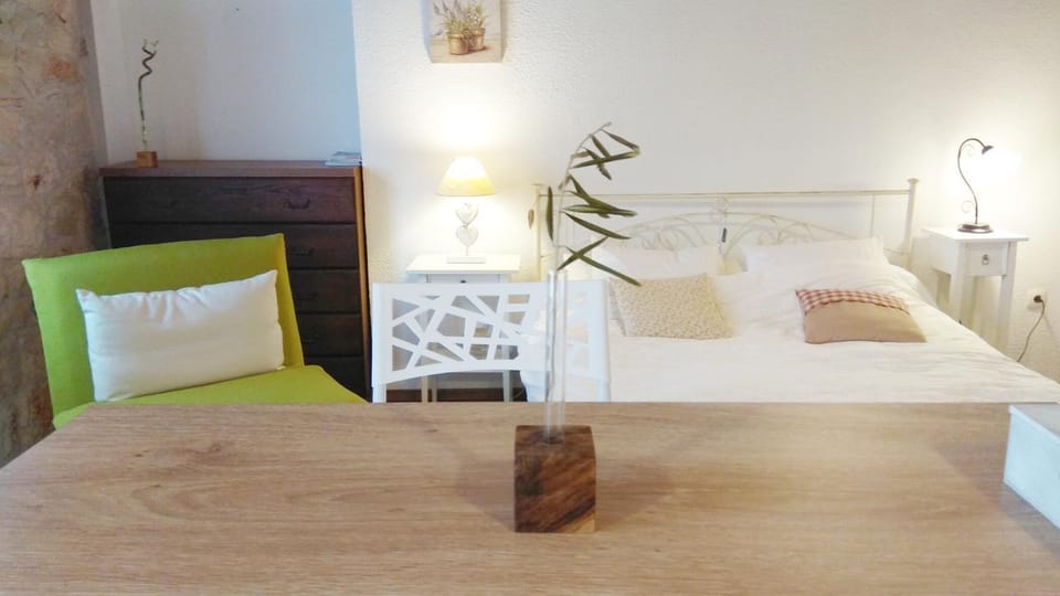 Bed, Living room, Seating area, Bedroom