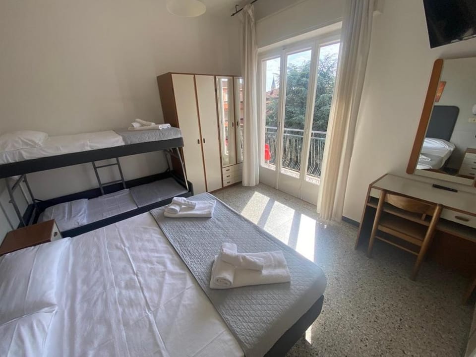 Bed, TV and multimedia, Photo of the whole room, Bedroom, bunk bed, towels, wardrobe, air conditioner