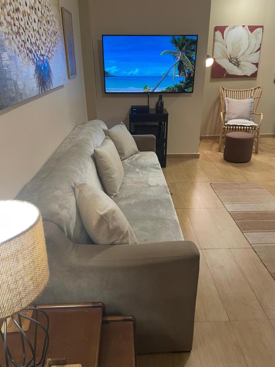 TV and multimedia, Living room, Decorative detail, Seating area