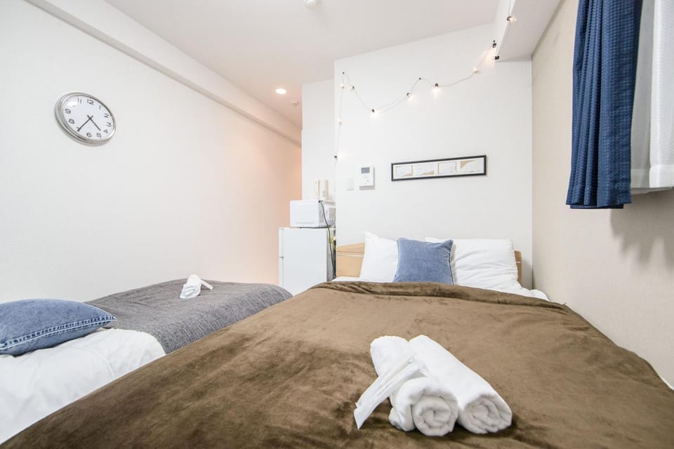 Bed, Bedroom, towels