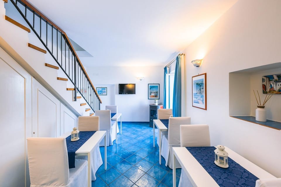 Communal lounge/ TV room, Breakfast, Continental breakfast, Italian breakfast