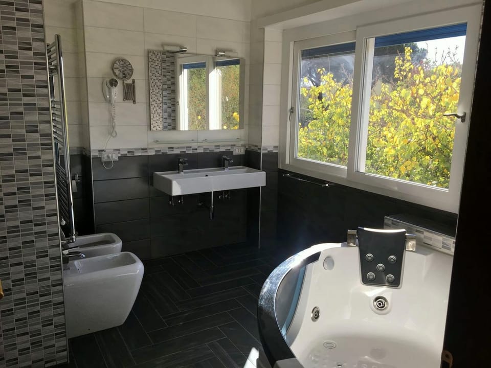 Toilet, Spring, Day, Hot Tub, Bathroom