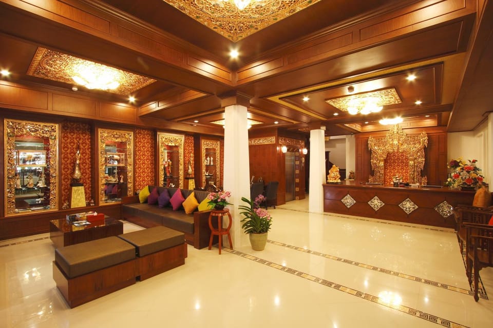 Communal lounge/ TV room, Lobby or reception
