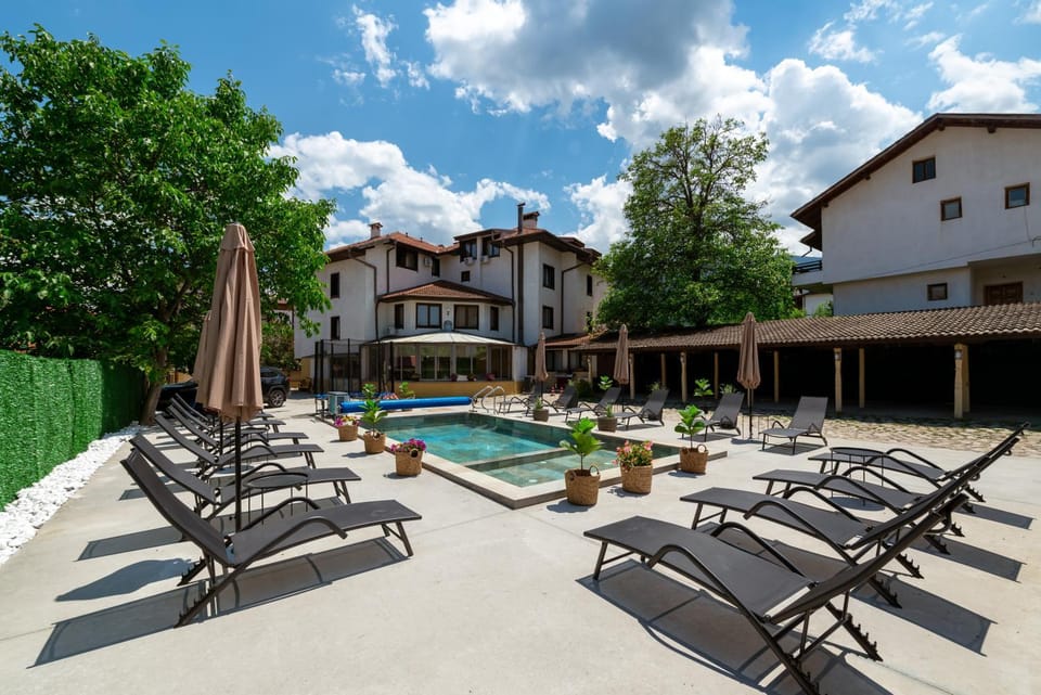 Property building, Day, On site, Pool view, Swimming pool, sunbed