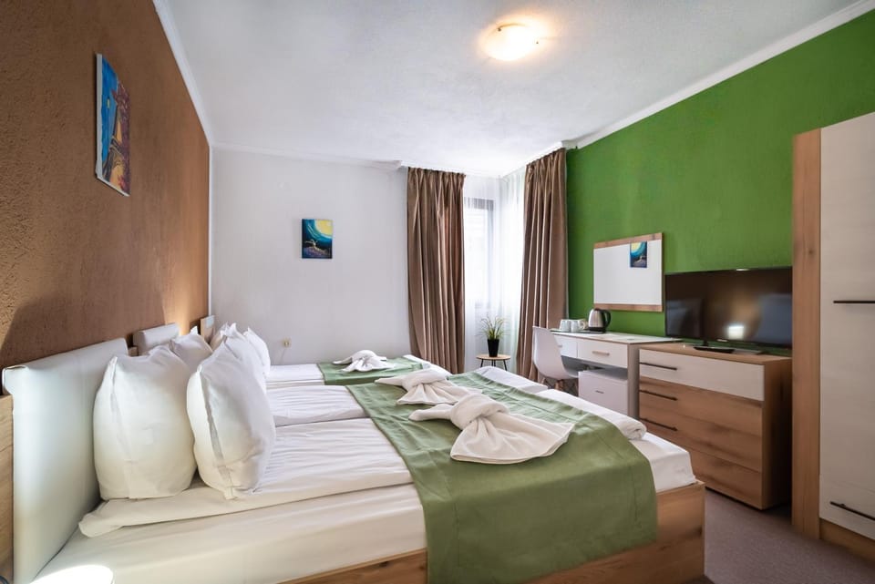 Bed, TV and multimedia, Photo of the whole room, Bedroom, Family, internet, towels