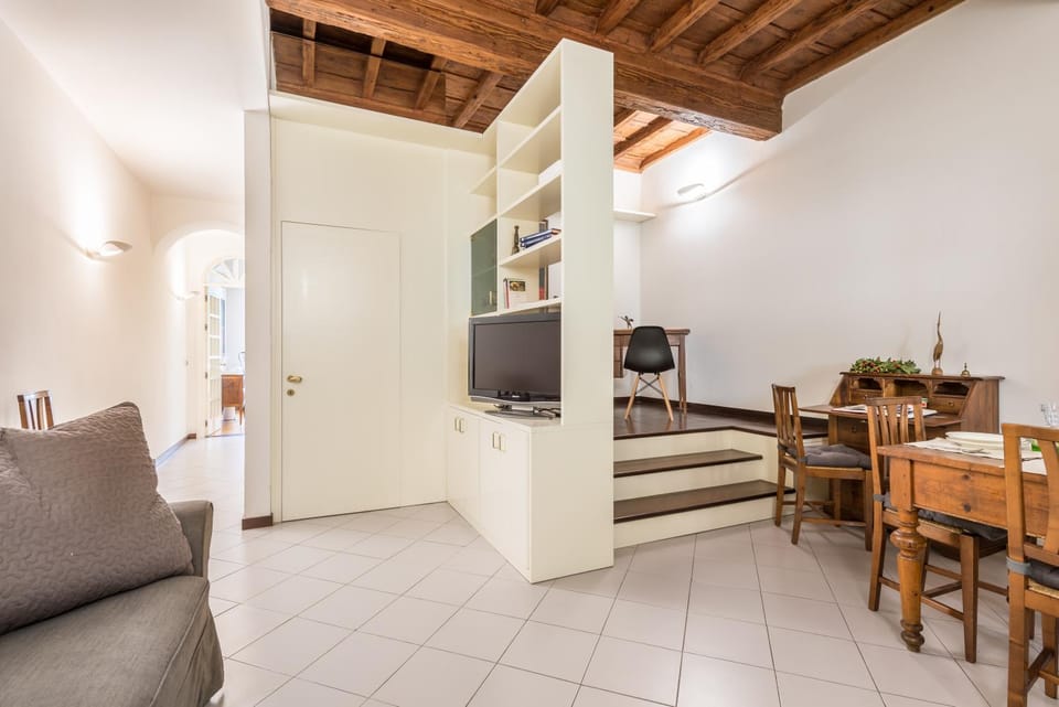 TV and multimedia, Living room, Seating area, Dining area