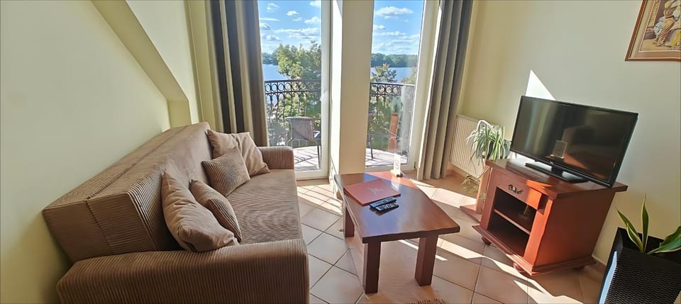 TV and multimedia, Balcony/Terrace, Living room, Seating area, Lake view