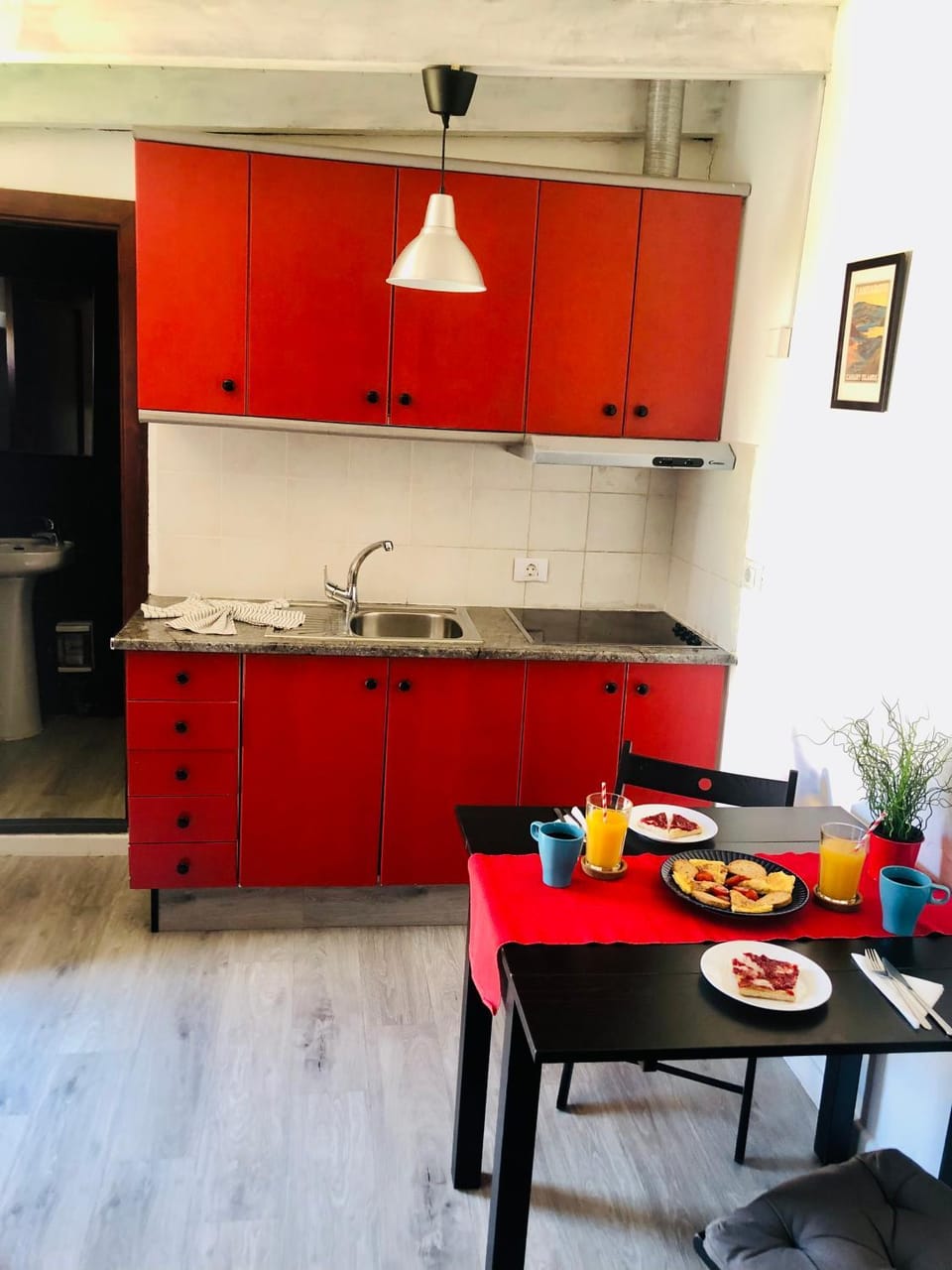 Kitchen or kitchenette, Dining area