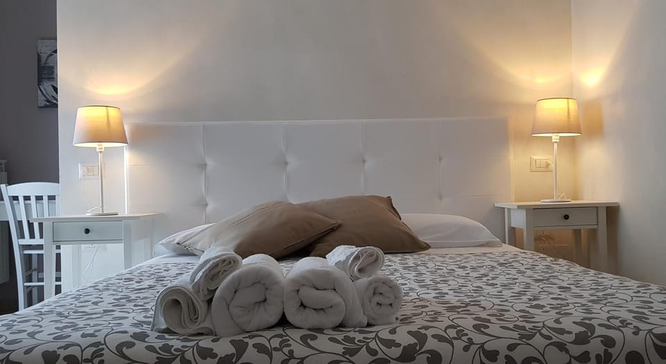 Photo of the whole room, Decorative detail, Bedroom