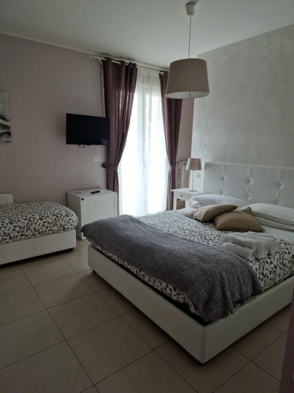 Bed, TV and multimedia, Photo of the whole room, Bedroom