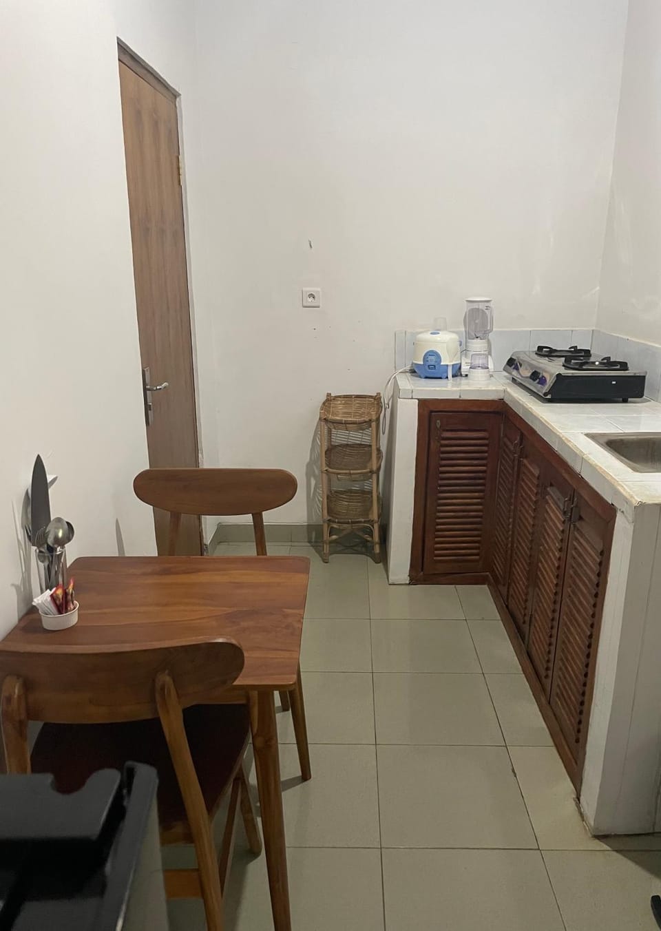 Kitchen or kitchenette, Dining area