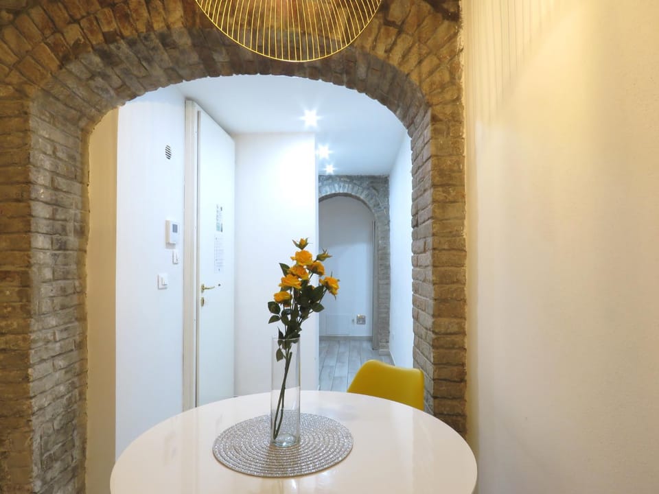 Photo of the whole room, Dining area