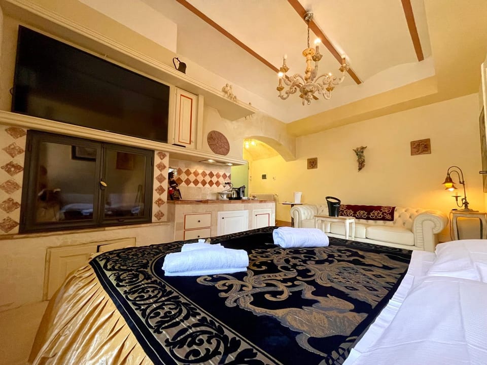 TV and multimedia, Kitchen or kitchenette, Photo of the whole room, Bedroom