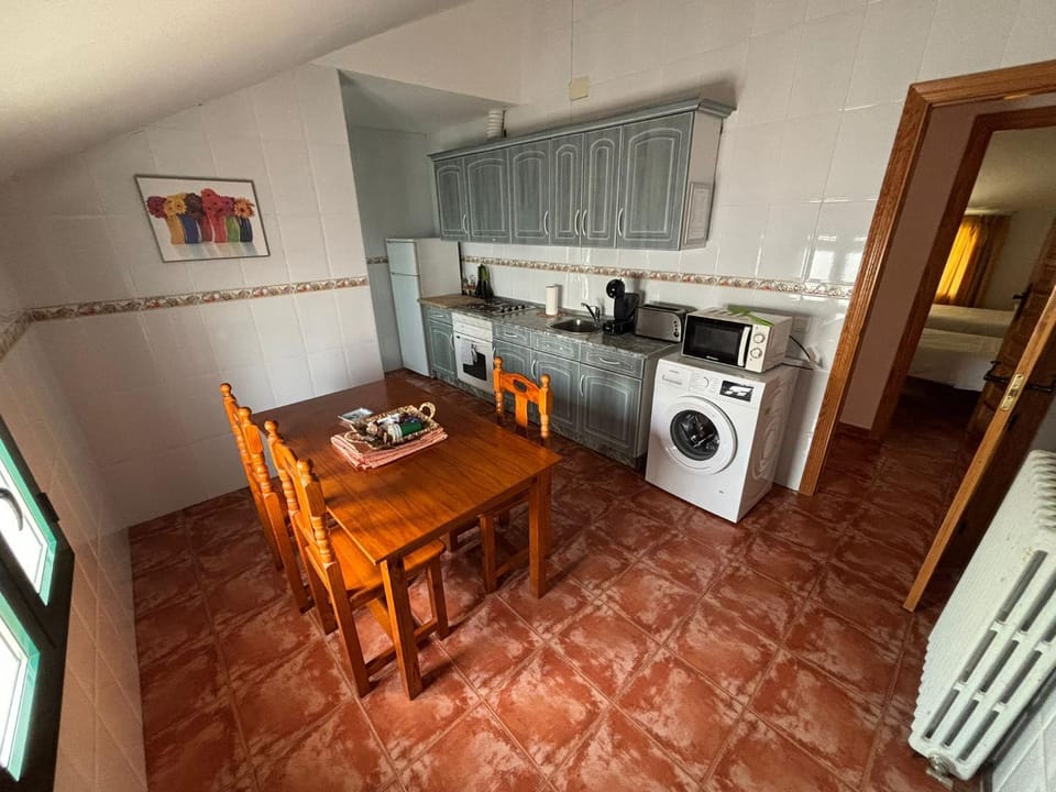 Coffee/tea facilities, Kitchen or kitchenette, Dining area, oven, stove, toaster, washing machine