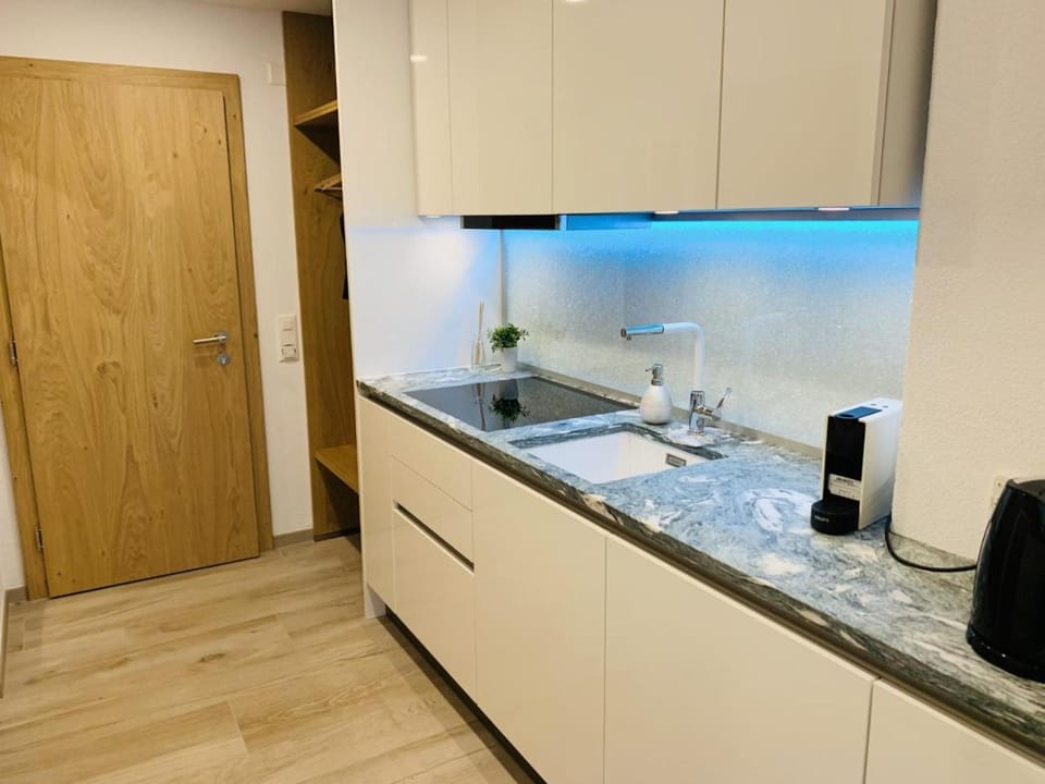 Coffee/tea facilities, Kitchen or kitchenette, stove