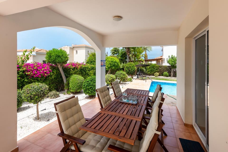 Balcony/Terrace, Dining area, Swimming pool, sunbed