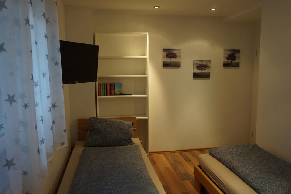 Bed, TV and multimedia, Bedroom, children, young children, older children, Family