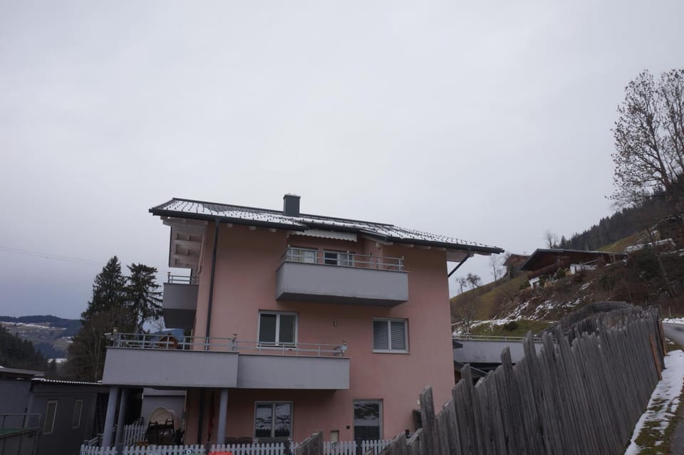 Property building, Facade/entrance, BBQ facilities, Garden, Balcony/Terrace, Garden view, Mountain view, Family
