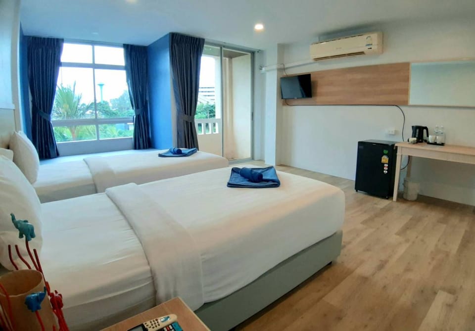 Kitchen or kitchenette, minibar