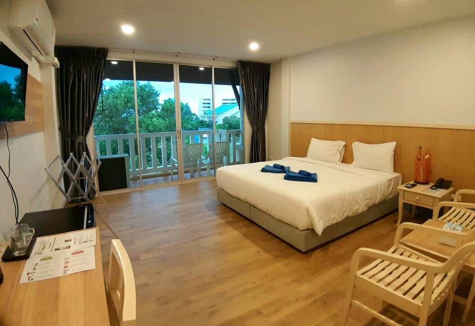 TV and multimedia, View (from property/room), Balcony/Terrace, Bedroom, Garden view