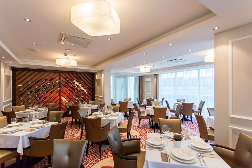 Restaurant/places to eat, Banquet/Function facilities, Buffet breakfast, Lunch, Dinner