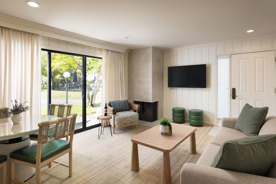 TV and multimedia, Living room, fireplace