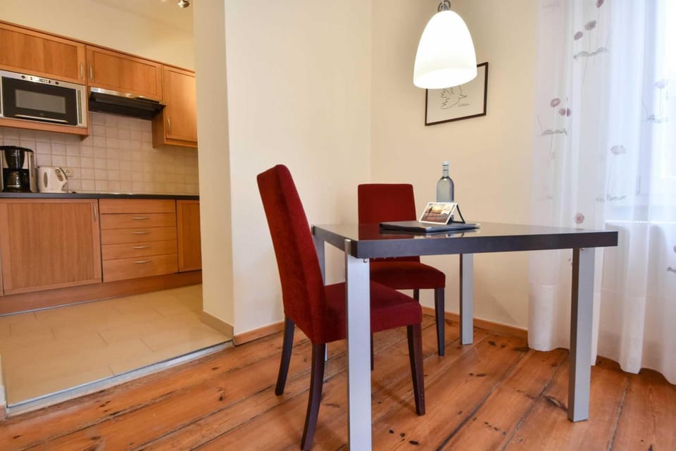 Kitchen or kitchenette, Dining area, minibar, stove