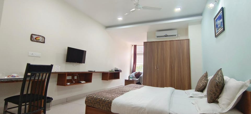 Bed, TV and multimedia, Seating area, Bedroom, wardrobe, air conditioner