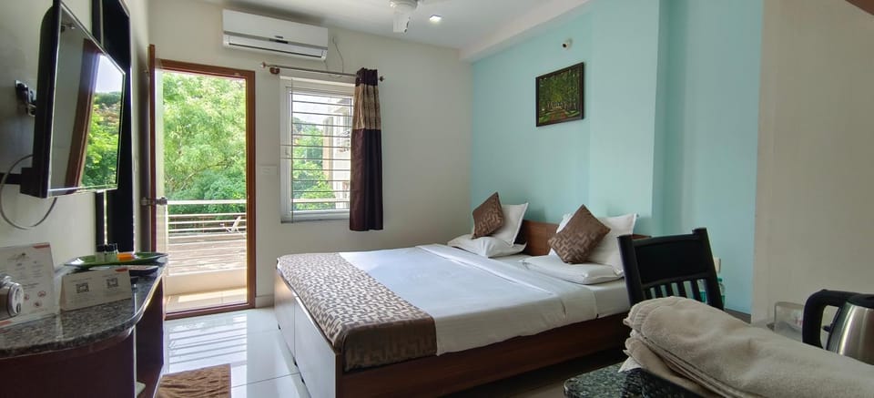Bed, TV and multimedia, Balcony/Terrace, wardrobe, air conditioner