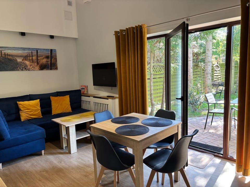 TV and multimedia, Living room, Seating area, Dining area