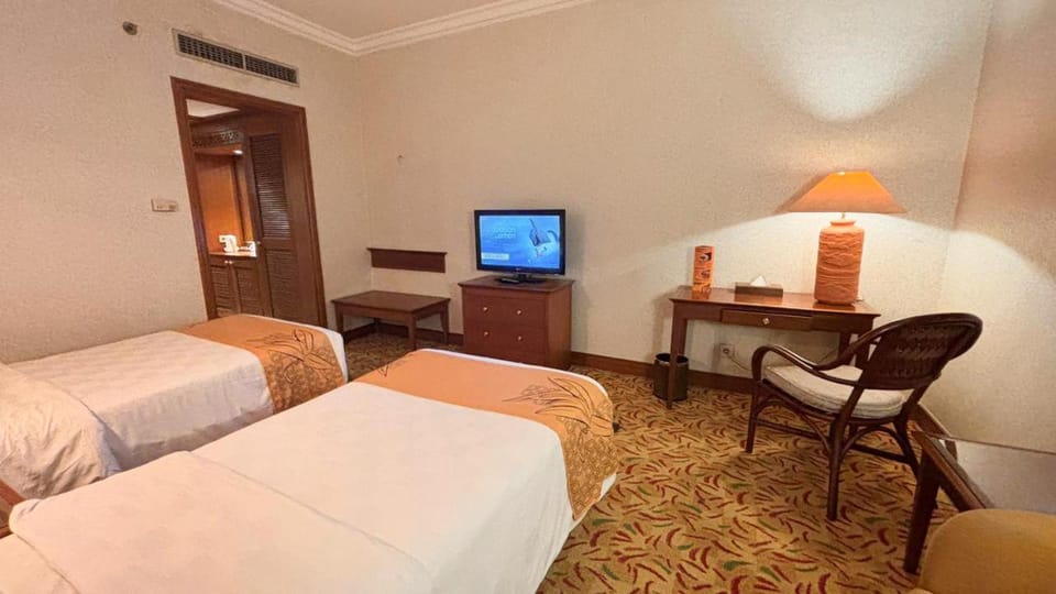 Bed, Seating area, Bedroom