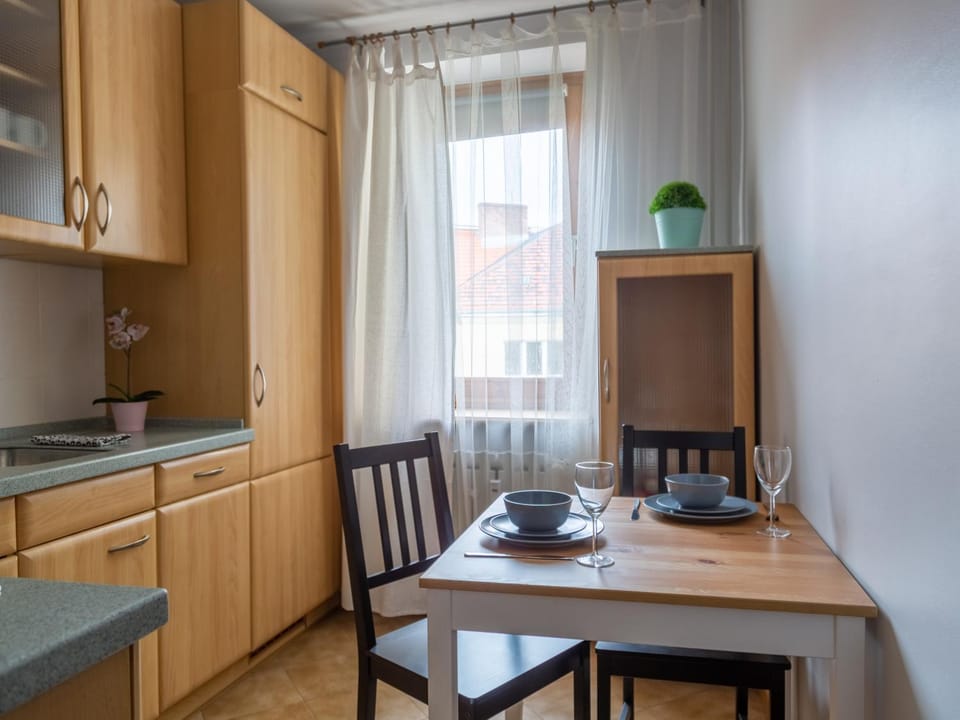 Kitchen or kitchenette, Dining area