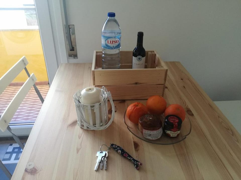 Kitchen or kitchenette, Food and drinks, Dining area, Guests