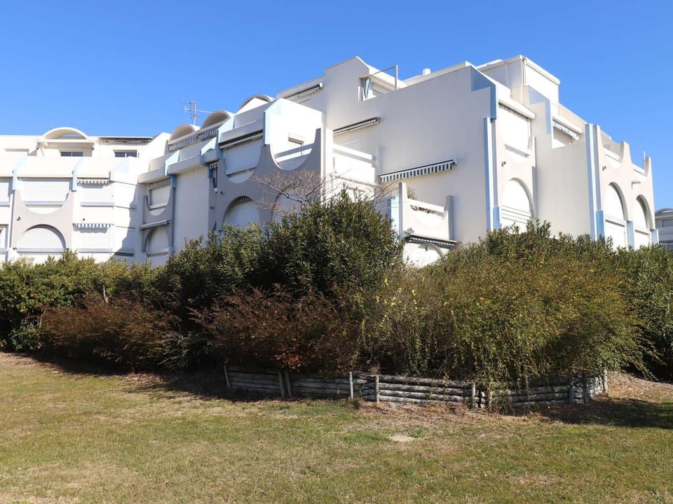 Superbe 2P cabine climatisé avec loggia et grande terrasse, piscines, proche plage au Grau-du-Roi - FR-1-307-105 Cabin in Le Grau-du-Roi