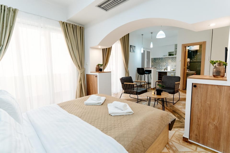 Bed, TV and multimedia, Living room, Photo of the whole room, Seating area, Bedroom, towels